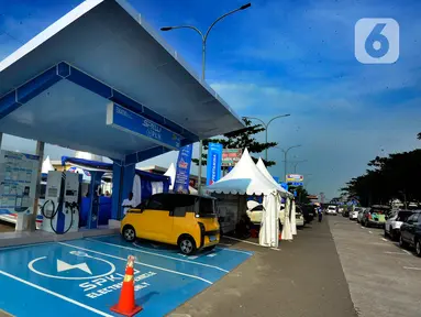 Pemudik mengisi daya mobil listrik di Stasiun Pengisian Kendaraan Listrik Umum (SPKLU) PT PLN (Persero) di Rest Area KM 228 Tol Cikopo-Palimanan (Cipali), Brebes, jawa Tengah, Selasa  (18/4/2023). (merdeka.com/Arie Basuki)