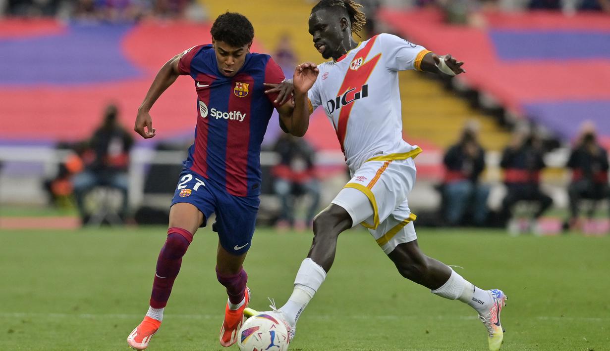 Tiga gol Barca, dua di antaranya dilesakkan Pedri dan satunya dicetak Robert Lewandowski. (MANAURE QUINTERO / AFP)