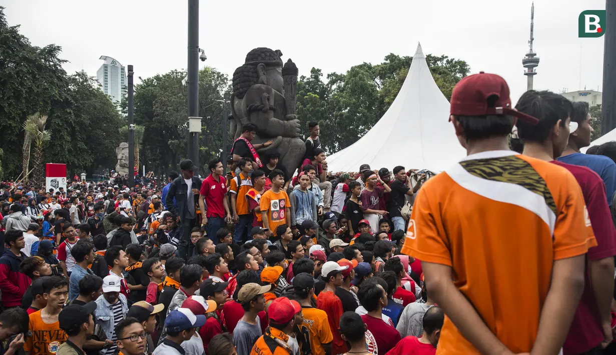 Suporter Persija Jakarta, The Jakmania, antri tiket jelang laga final Piala Presiden di sekitar SUGBK, Jakarta, Sabtu (17/2/2018). Persija akan melawan Bali United. (Bola.com/Vitalis Yogi Trisna)