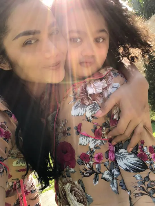 Sebuah kebanggaan tersendiri ketika menjadi salah satu orang yang mendapatkan perhatian dari orang nomor satu di Indonesia tersebut. Begitu juga yang dirasakan Krisdayanti dan Inul yang bekerja di ranah hiburan. (Instagram/krisdayantilemos)