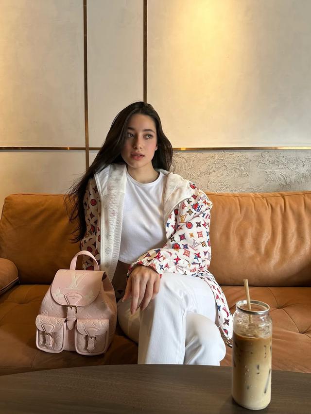 7 Pesona Ameera Khan Pacar Jefri Nichol Berbalut Outfit Serba Putih, Simpel Tapi Fashionable (instagram/littlemisskhan)