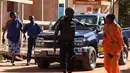 Pasukan keamanan Mali mengevakuasi dua wanita yang menjadi sandera di Hotel Radisson Blu di Bamako, Jumat (20/11). Kelompok militan Islam menyerbu hotel mewah tersebut dan  menyandera lebih dari 100 orang tamu serta staf hotel. (AFP PHOTO/Habibou Kouyate)