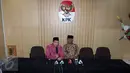 Menag Lukman Hakim Saifuddin (kiri) bersama Plt. Ketua KPK Taufiequrachman Ruki (kanan) saat memaparkan mekanisme penerapan pelaksanaan PP Nomor 48 Tahun 2014 di Gedung KPK, Jakarta, Kamis (25/6/15). (Liputan6.com/Helmi Afandi)