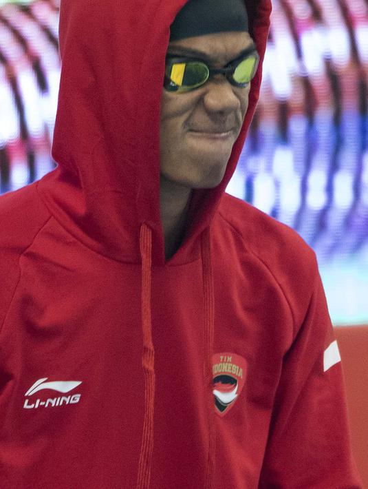 Jendi Panggabean perenang Indonesia saat beraksi pada kualifikasi cabang renang nomor 100 meter gaya bebas putra klasifikasi S9 Asian Para Games 2018 di Stadion Akuatik, Gelora Bung Karno Jakarta, Senin (8/10/2018). (Bola.com/Peksi Cahyo)