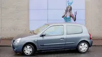 Fiat Chrysler bekerja sama dengan biro iklan Leo Burnett menciptakan sebuah billboard interaktif yang mampu membantu pengemudi parkir (Foto: Autoblog).