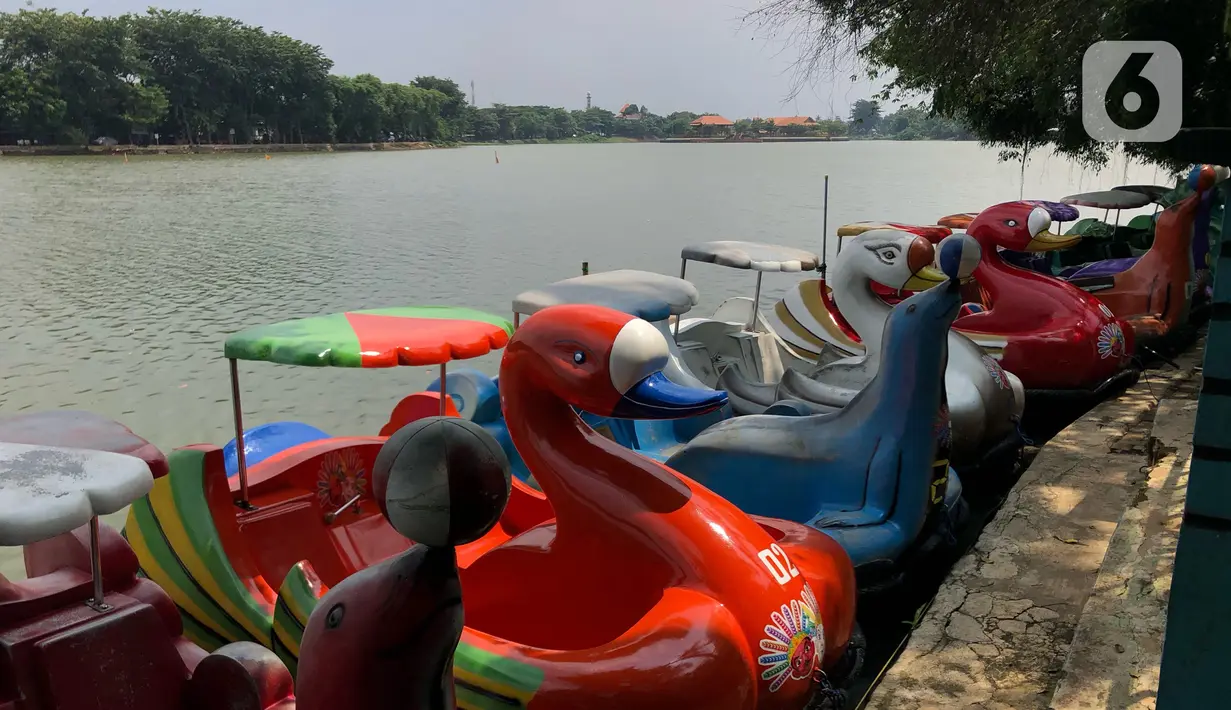 Perahu permainan sepeda air tersandar di perkampungan budaya betawi Setu Babakan di Jakarta Selatan, Selasa (17/3/2020). Sepinya kawasan Setu Babakan merupakan imbas dari kebijakan Pemprov DKI Jakarta menutup sejumlah tempat wisata sebagai upaya pencehagan covid-19. (Liputan6.com/Immanuel Antonius)