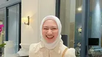 Selain hitam, warna netral seperti putih buat penampilan lebih cerah dan bersih seperti Melody Laksani Eks JKT48 ini. [Foto: IG/melodylaksani92].