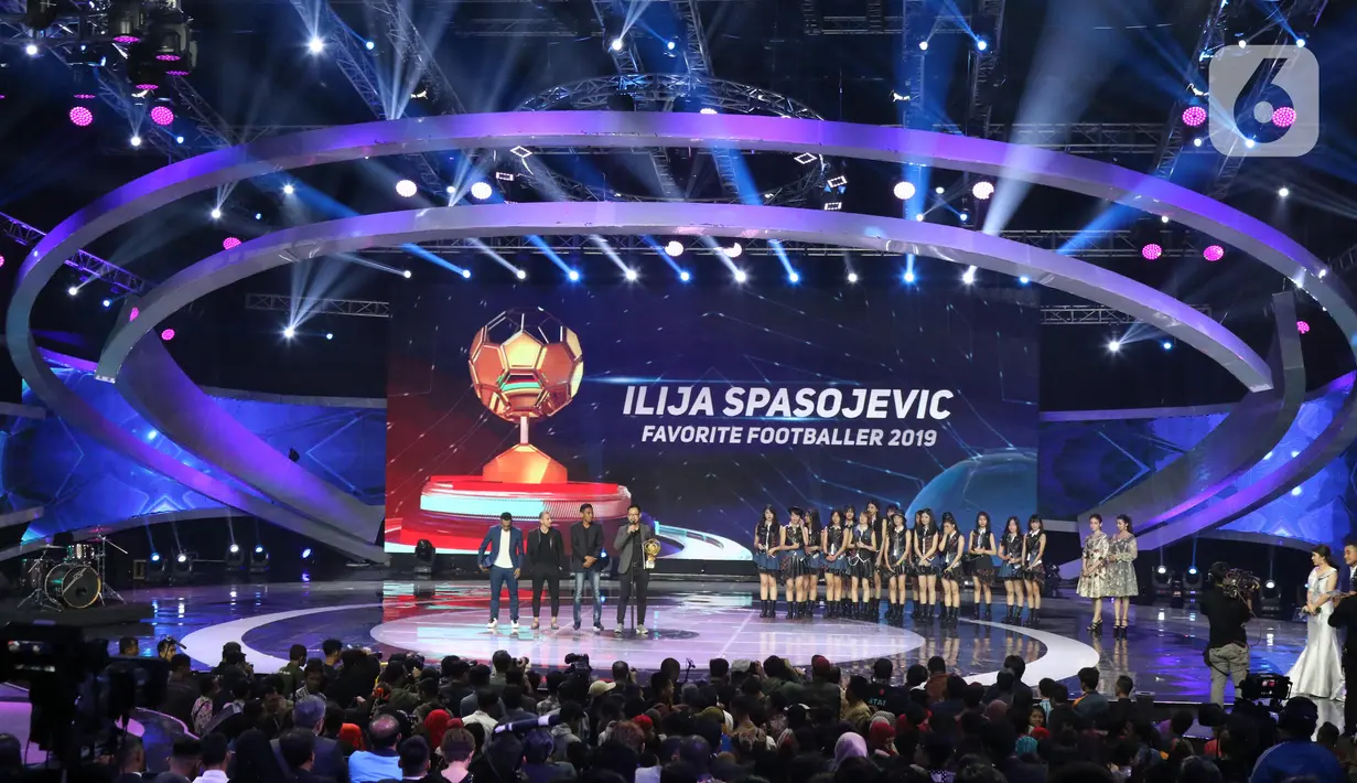Perwakilan pemain Bali United Ilija Spasojevic memberi pernyataan usai menerima trofi Favorite Footballer 2019 saat Indonesian Soccer Award 2019 di Studio 6 Indosiar, Jakarta, Jumat (10/1/2020). 16 penghargaan diberikan pada acara ini. (Liputan6.com/Helmi Fithriansyah)