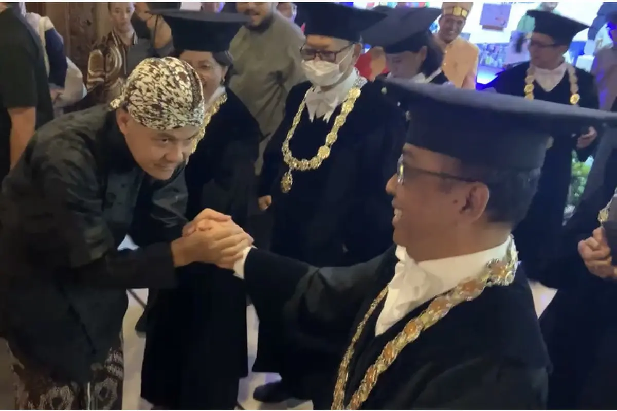Ganjar Pranowo dan Pratikno menghadiri Rapat Terbuka Dies Natalies ke-74 Universitas Gadjah Mada (UGM) pada hari ini, Selasa (19/12/2023).