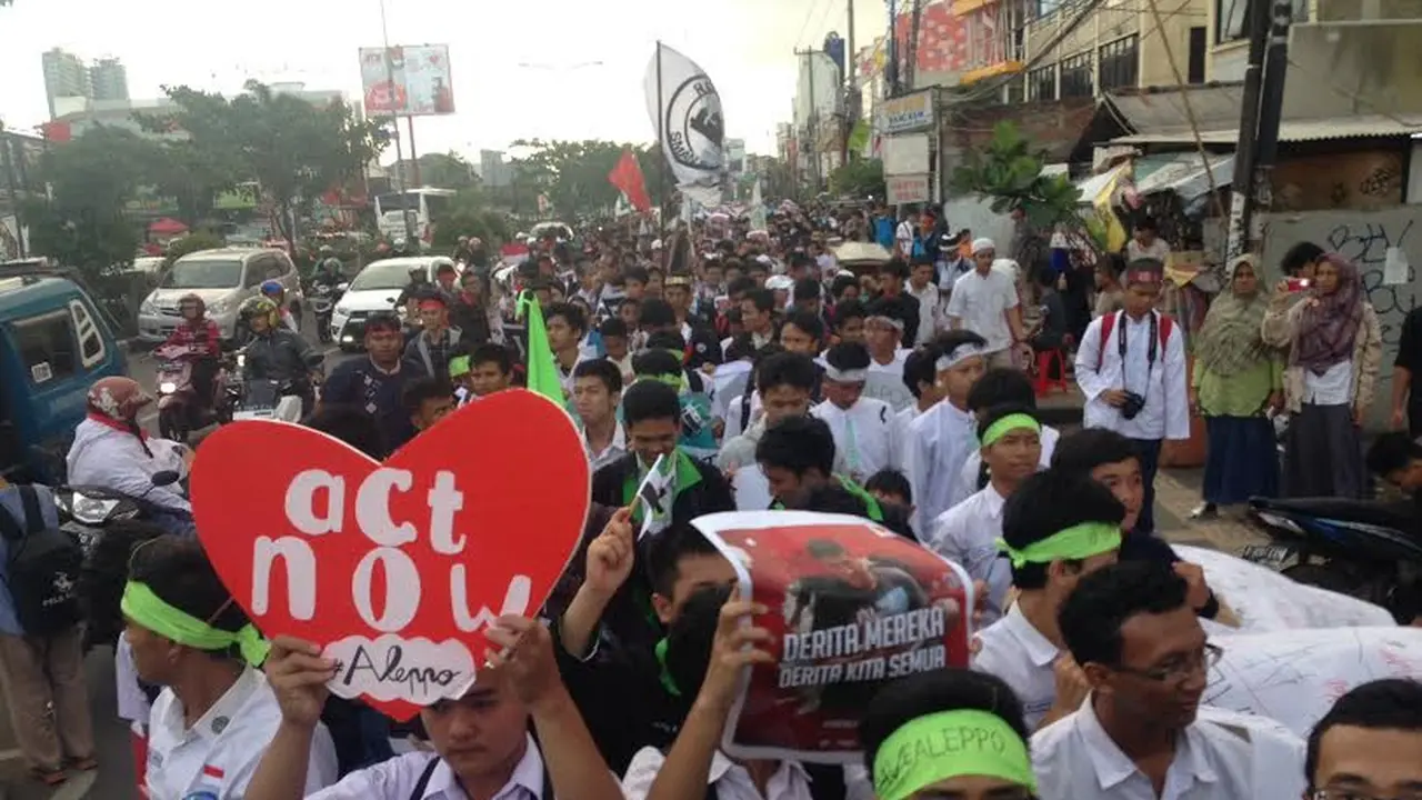 Demo siswa di Depok untuk korban perang di Allepo, Suriah.