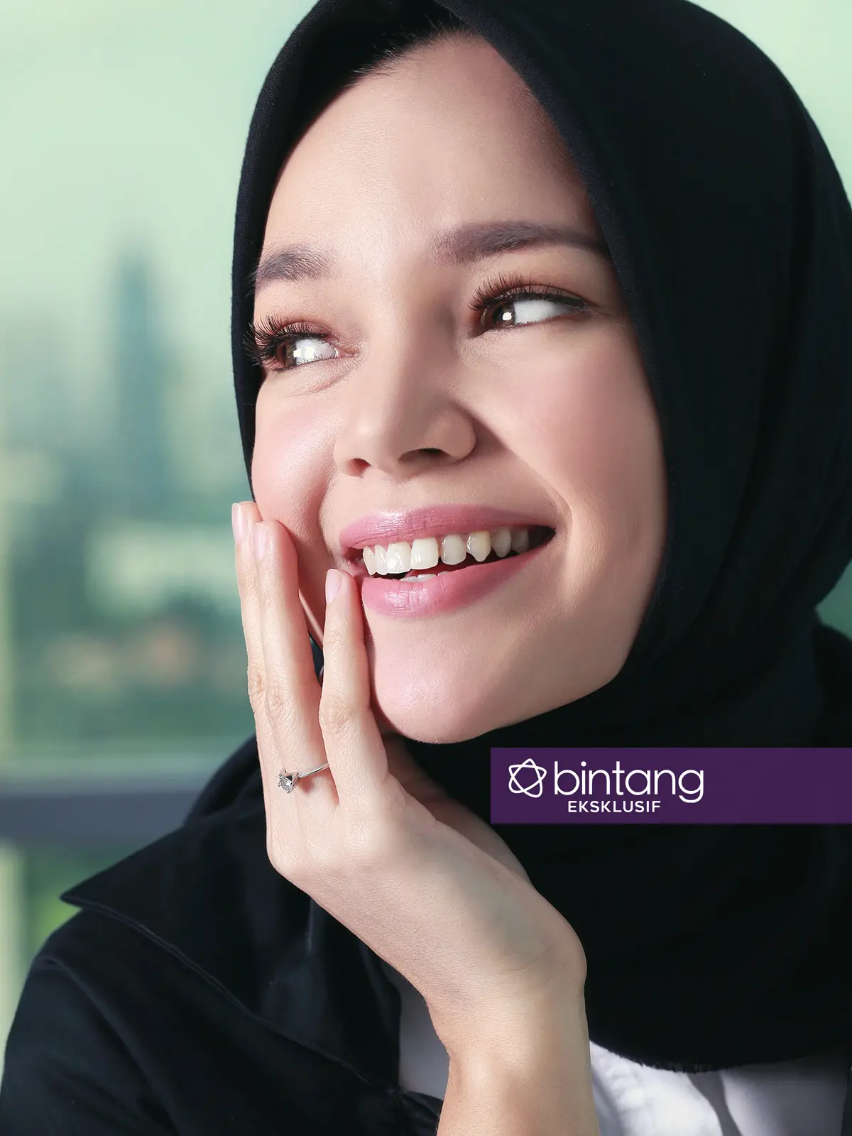 Bukan tanpa tantangan, Dewi Sandra memutuskan untuk hijrah. Namun ia berusaha untuk melakukan yang terbaik dalam kehidupannya. (Foto: Adrian Putra, Stylist: Indah Wulansari, DI: Muhammad Iqbal Nurfajri/Bintang.com)