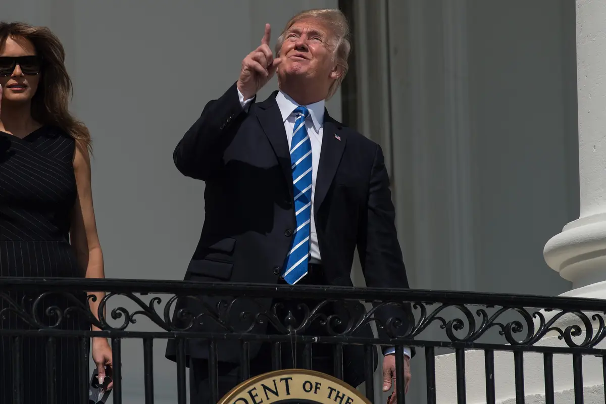 Donald Trump Sempat Lihat Gerhana Matahari dengan Mata Telanjang