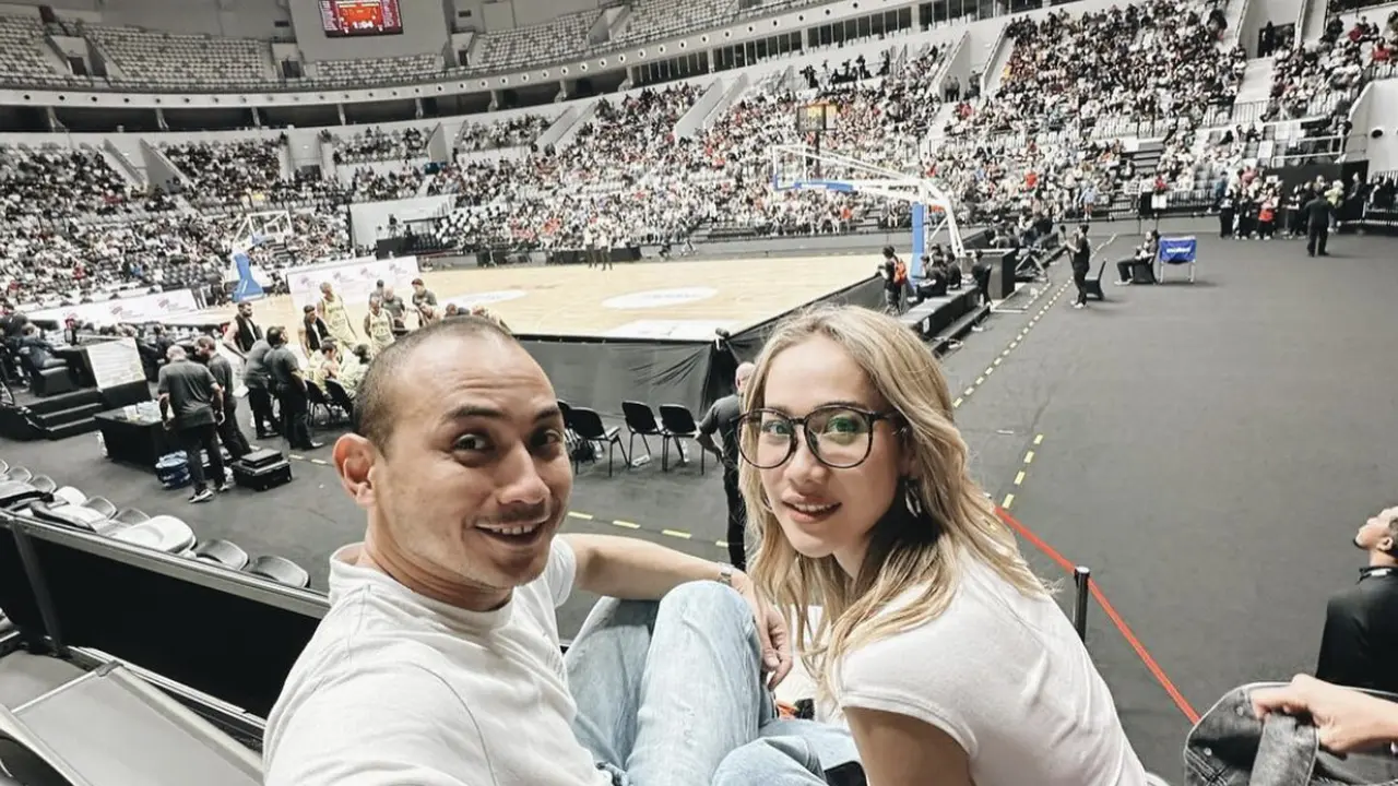 Potret kebersamaan Tiko dan BCL saat menonton basket, sumber Instagram: @tikoaryawardhana