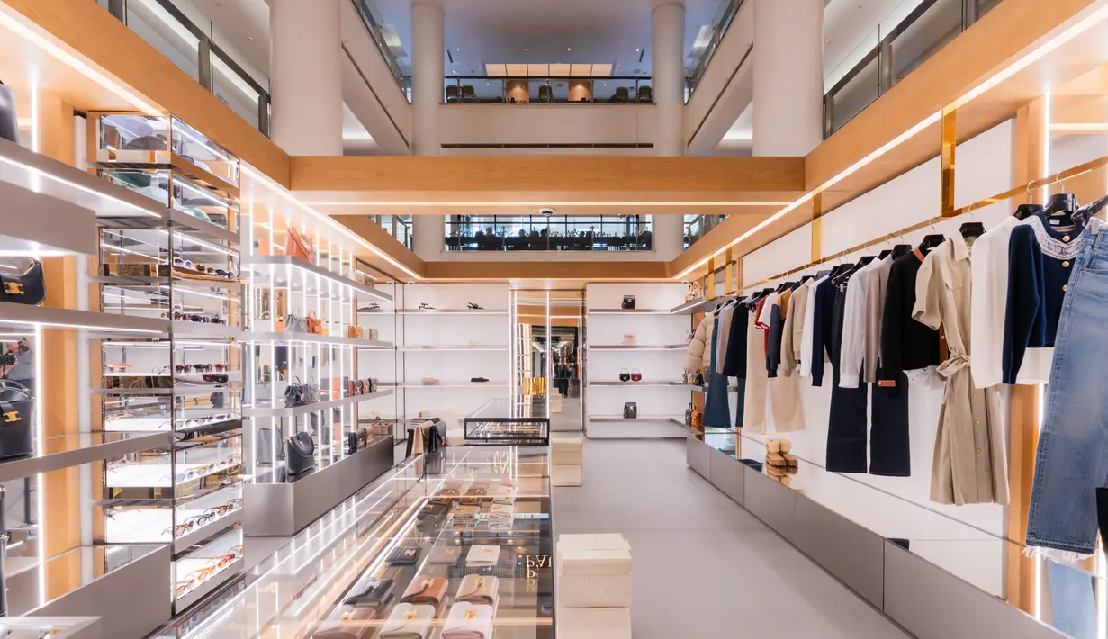 Dikhususkan untuk koleksi wanita, gerai pop-up Plaza Indonesia ini menampilkan busana siap pakai. Mulai dari barang-barang berbahan kulit, dan aksesori, dengan fokus khusus pada koleksi Musim Dingin 2025. [Celine]