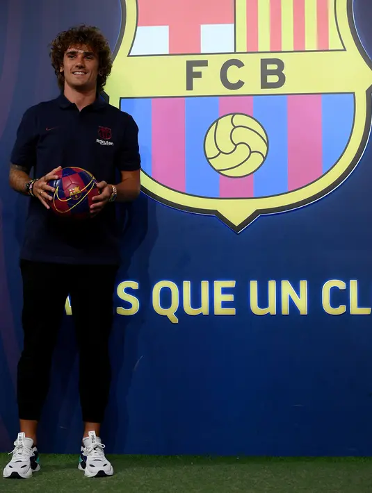 Antoine Griezmann berpose saat pemotretan di Barcelona, Spanyol, Sabtu (13/7/2019). Sebelum resmi bergabung Barcelona, Griezmann tampil dalam 257 pertandingan di semua kompetisi dan menyumbangkan 133 gol. (LLUIS GENE/AFP)