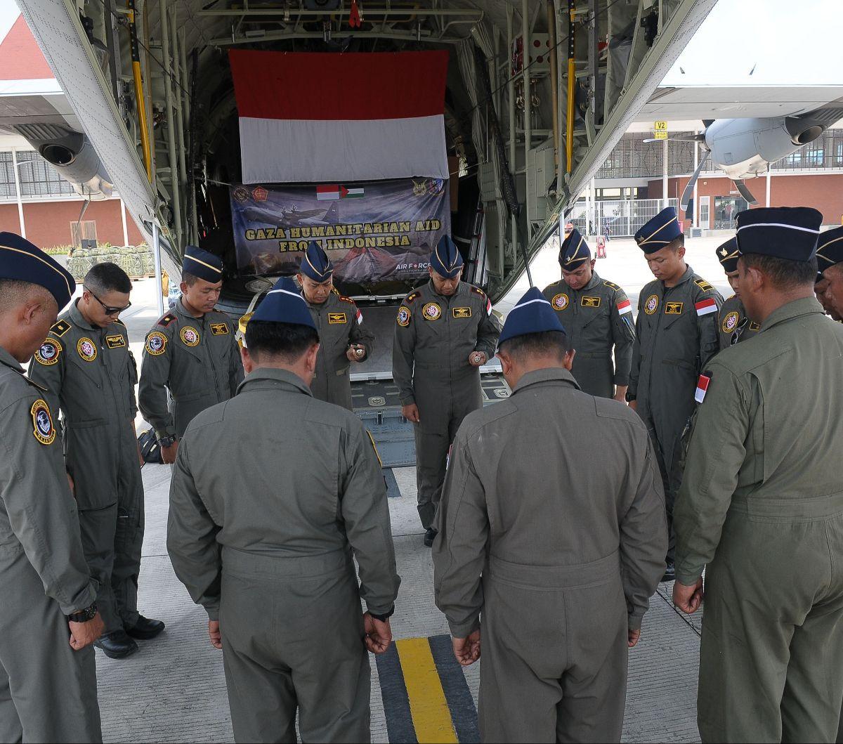 Sejumlah pasukan TNI memanjatkan doa sebelum menjalankan misi kemanusiaan untuk Jalur Gaza, Palestina di Lanud Halim Perdanakusuma, Jakarta, Jumat (29/3/2024). TNI mengirimkan 900 payung udara orang (PUO) dan payung udara barang (PUB) ke Kerajaan Yordania