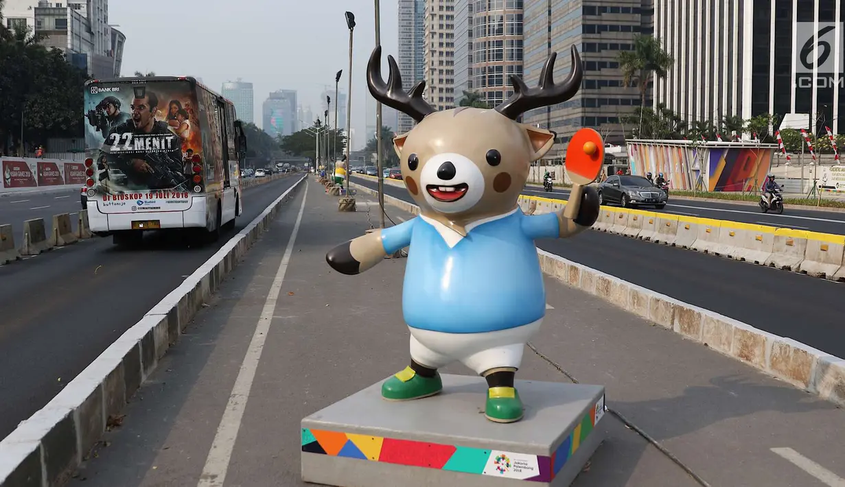 Patung maskot Asian Games 2018 menghiasi Jalan Sudirman, Jakarta, Rabu (8/8). Pemasangan maskot tersebut untuk menyemarakan penyelenggaraan Asian Games 2018 yang akan dibuka pada 18 Agustus 2018 mendatang. (Liputan6.com/Immanuel Antonius)