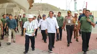Presiden Jokowi saat meninjau Stadion Papua Bangkit. (Merdeka.com/Ahda Bayhaqi)