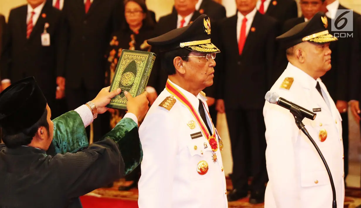 Sri Sultan Hamengku Buwono X (tengah) dan KGPAA Paku Alam IX (kanan) saat disumpah pada pelantikan Gubernur DIY dan Wakil Gubernur DIY periode 2017-2022 di Istana Negara, Jakarta, Selasa (10/10). (Liputan6.com/Angga Yuniar)