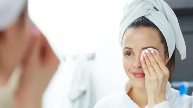 Membersihkan bulu mata dari maskara (iStock)