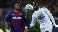 Bek Barcelona, Nelson Semedo berebut bola dengan bek Real Madrid Ferland Mendy pada pertandingan lanjutan La Liga Spanyol di stadion Camp Nou (18/12/2019). Barcelona bermain imbang 0-0 atas Real Madrid. (AP Photo/Joan Monfort)