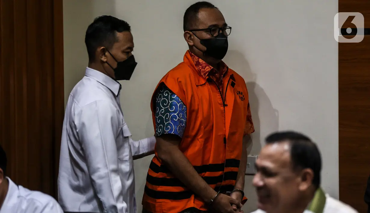 Penahanan dilakukan setelah KPK rampung memeriksa Rafael Alun sebagai tersangka kasus dugaan penerimaan gratifikasi selama sekitar 6,5 jam. (Liputan6.com/Johan Tallo)