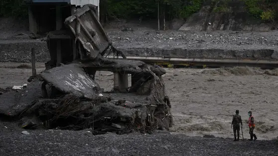 Tim Penyelamat Nepal Terus Sisir Lokasi Banjir Bandang