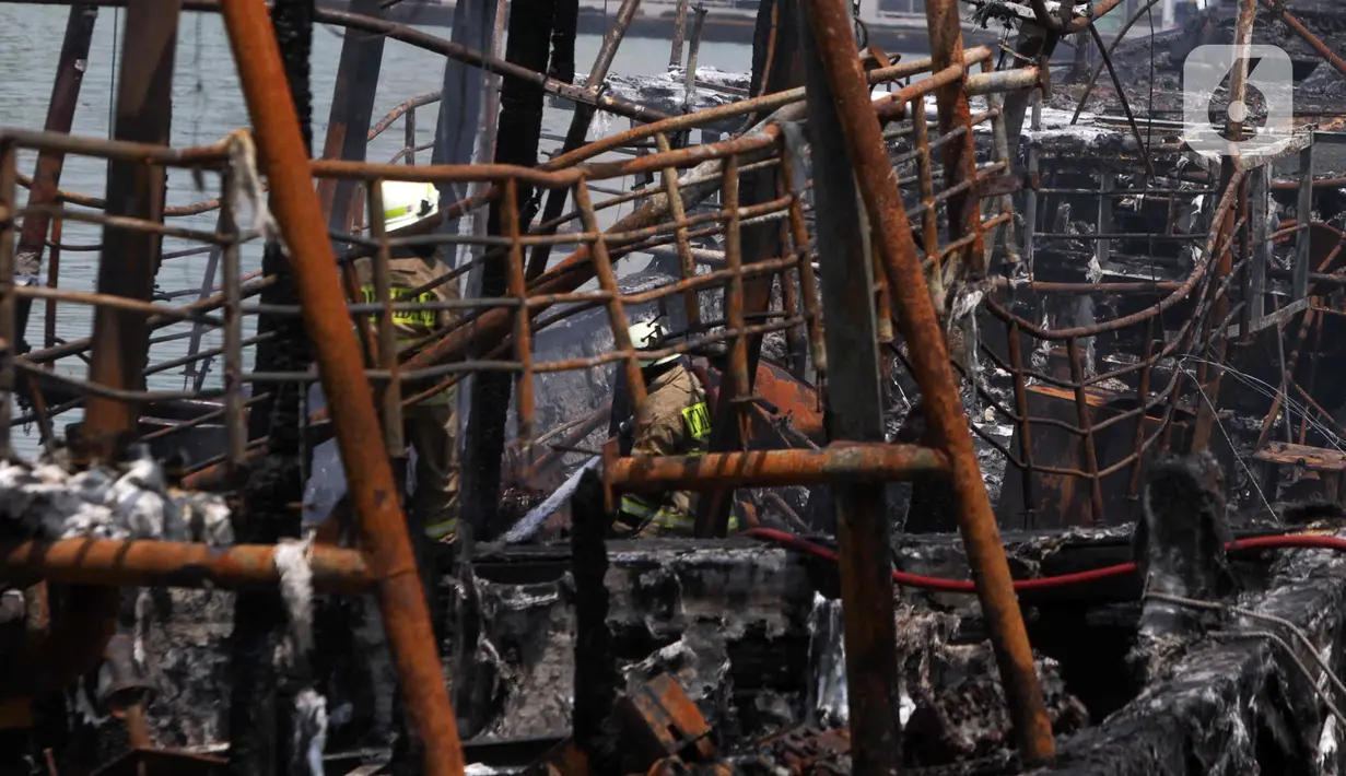 Dalam kebakaran yang terjadi pada Senin (4/9) pukul 23.48 WIB tersebut, sebanyak 17 mobil pemadam kebakaran dan 85 personel diturunkan untuk memadamkan api. (Liputan6.com/Herman Zakharia)