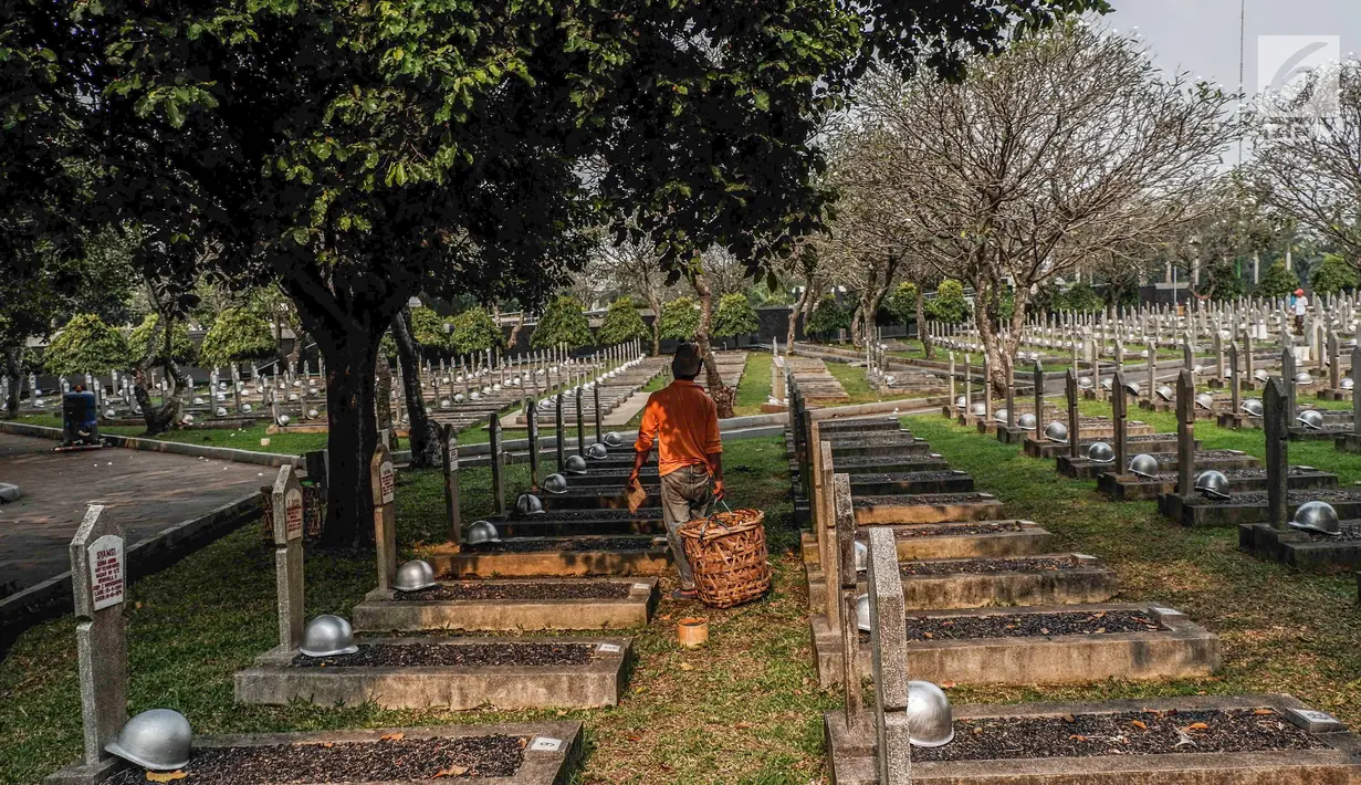 Petugas membawa hasil galian tanah untuk makam almarhumah Ani Yudhoyono, istri Presiden Ke-6 RI yang berada di Blok M 129 Taman Makam Pahlawan (TMP) Kalibata, Jakarta, Sabtu, (01/6/2019). Ani Yudhoyono rencana akan dimakamkan pada hari Minggu, pukul 13.00 WIB. (Liputan6.com/Faizal Fanani)
