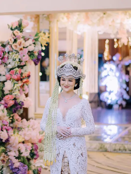 <p>Paras cantik Hana di hari pernikahannya. Acara pernikahan Hana dan Randy di gelar di Bogor Jawa Barat. [Instagram/azter.art]</p>