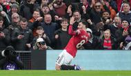 Gelandang Manchester United (MU), Bruno Fernandes, merayakan gol yang dicetaknya ke gawang Tottenham Hotspur dalam lanjutan Premier League 2025/2026 di Old Trafford, Sabtu (7/2/2026). (AP Photo/Jon Super)