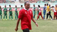 Pangkostrad TNI AD Letjen TNI,  Edy Rahmayadi saat menonton PS TNI. (Bola.com/Nicklas Hanoatubun)