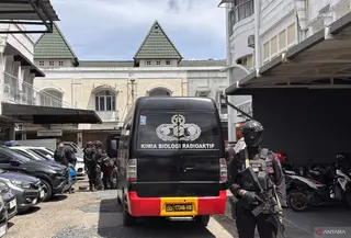 Tim Jibom mendatangi lokasi penemuan Benda Mencurigakan Diduga Bom di Gereja GKPS Bandung. (Antara)