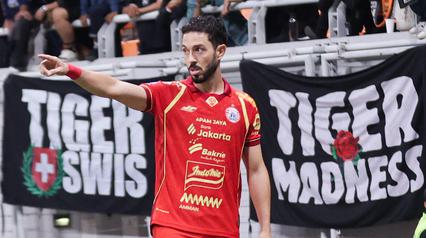 Pemain baru Persija Jakarta, Jean Mota melakukan tendangan sudut pertamanya di BRI Super League 2025/2026 bersama ketika melawan PSM Makassar di Jakarta International Stadium (JIS), Jumat (20/2/2026) malam WIB. (Bola.com/Abdul Aziz)