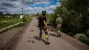 <p>Tentara unit pasukan khusus Ukraina Kraken berjalan di jalan di desa Rus'ka Lozova, utara Kharkiv, pada 16 Mei 2022. Ukraina mengatakan pasukannya telah menguasai kembali wilayah di Perbatasan Rusia dekat kota terbesar kedua di negara itu Kharkiv, yang terus-menerus diserang sejak invasi Moskow dimulai. (Dimitar DILKOFF / AFP)</p>