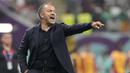 <p>Pelatih kepala Jerman, Hansi Flick memberikan instruksi ke pemainnya saat matchday ketiga Grup E Piala Dunia 2022 melawan Kosta Rika di Al Bayt Stadium, Jumat (01/12/2022). (AP/Martin Meissner)</p>