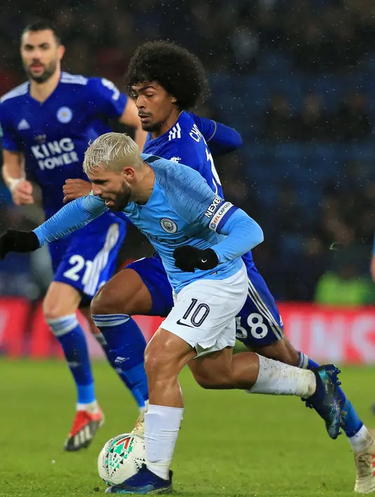 Pemain Manchester City Sergio Aguero berebut bola dengan gelandang Leicester City, Hamza Choudhury pada perempat final Piala Liga Inggris di Stadion King Power, Rabu (19/12). Man City mengalahkan Leicester City via adu penalti 3-1. (Lindsey PARNABY/AFP)