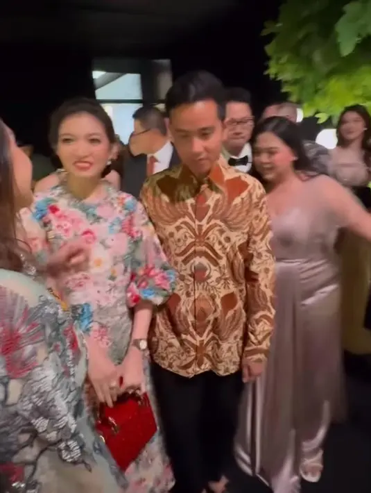Dress tersebut dipadukan Selvi dengan tas lady Dior warna Cherry Red. Melansir dari situs resmi Dior,  tas tersebut dengan size small ditaksir sekitar Rp91 jutaan. [@raffinagita1717]