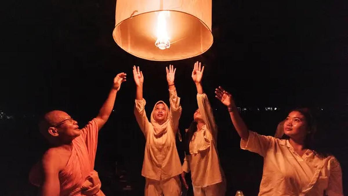 Puncak Waisak 2569 BE/2025, Ribuan Cahaya Lampion Terangi Candi Borobudur
