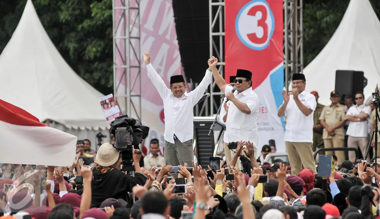 Prabowo Subianto dan Presiden PKS Sohibul Iman saat kampanye akbar di Lapangan Banteng, Jakarta Pusat, Minggu (5/2). Prabowo juga mengajak kepada seluruh simpatisan Anies-Sandi untuk kerja keras memenangkan Pilkada DKI. (Liputan6.com/Yoppy Renato)