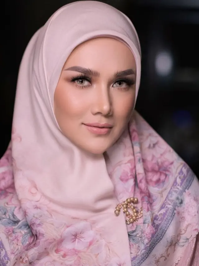 Model Hijab Mulan Jameela yang Cocok untuk Ibu-Ibu Usia 40-an