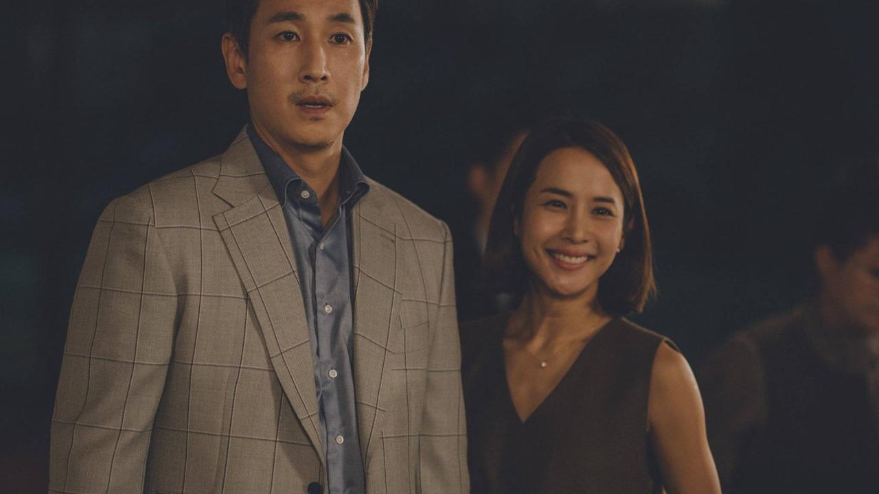 Dalam peran Mr. Park, Lee Sun Kyun memainkan peran penting dalam kisah keluarga miskin yang terlibat dalam kehidupan keluarga kaya, menciptakan konsekuensi tak terduga dan rumit.