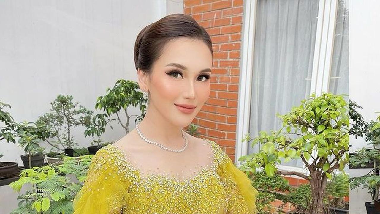Penampilan Ayu Ting Ting sukses bikin salfok netizen. Mereka menuliskan berbagai komentar.<br>