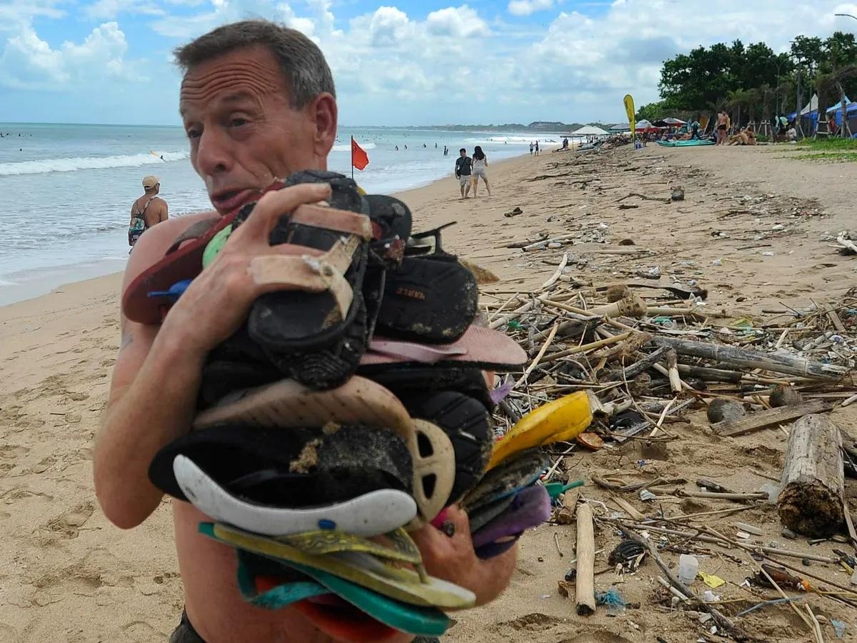 Turis Belanda Pengumpul Sampah