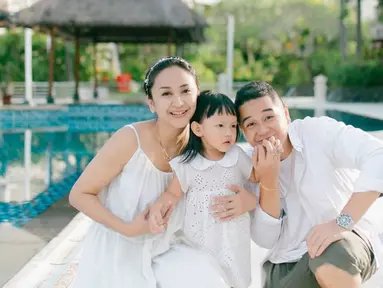 Inne Azri merupakan aktris yang sudah lama menghiasi layar kaca di Indonesia. Mengawali karier sejak masih muda, hingga kini di usianya yang hampir kepala empat masih eksis melakoni peran drama kolosal. Selain itu ia dikenal dengan perannya di banyak judul FTV bertema religi. (Liputan6.com/IG/@inneazri)