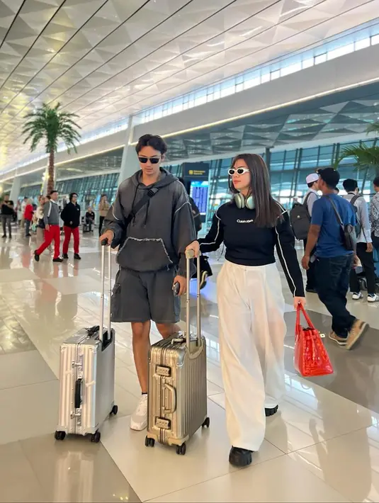 Mulai dari saat di bandara, bos skincare itu menghadirkan gaya skena khas anak muda masa kini dengan mengenakan long sleeve top warna hitam dengan aksen putih, yang dipadukan loose pants, headphone, dan kacamata hitamnya. [@felicyangelista_]