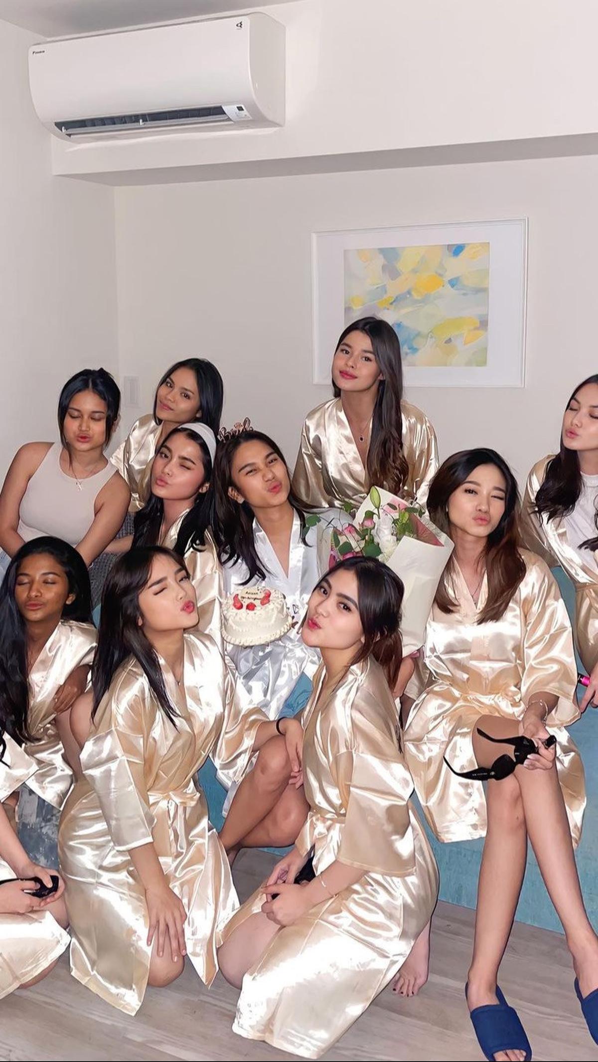 Zize dekat dengan beberapa selebriti, salah satunya Fuji. Tampak para sahabat Zize hadir di Jepang dan mengadakan Bridal Shower.