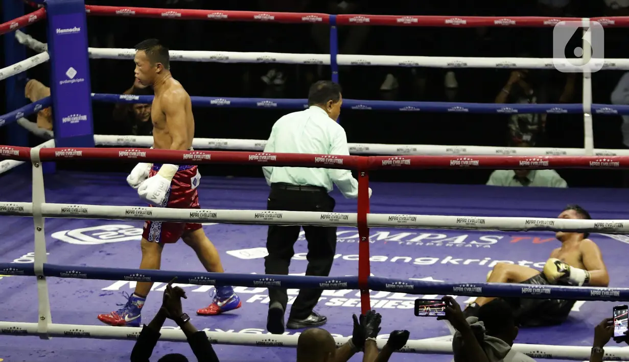 Petinju Indonesia, Daud Yordan saat menumbangkan perlawanan Panya Uthok (Thailand) pada laga mempertahankan gelar WBC Asia Boxing Council Silver Super Lightweight di Balai Sarbini, Jakarta, Jumat (1/7/2022). Daud Yordan menang KO pada ronde keenam. (Liputan6.com/Helmi Fithriansyah)