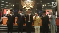 Ketua DPRD DKI Jakarta Prasetyo Edi Marsudi (tengah) bersama Gubernur DKI Jakarta Anies Baswedan (kedua kiri), Wakil Gubernur DKI Jakarta Ahmad Riza Patria (kiri) berfoto bersama usai mengikuti sidang paripurna di Gedung DPRD DKI Jakarta, Selasa (13/9/2022). DPRD DKI Jakarta menggelar rapat paripurna pengumuman masa akhir kepemimpinan Gubernur DKI Jakarta Anies Baswedan - Ahmad Riza Patria 30 hari sebelum masa tugas berakhir. Rapat paripurna pengumuman pemberhentian Anies ini dilakukan sesuai Surat Edaran Kementerian Dalam Negeri Nomor 131/2188/OTDA. (Liputan6.com/Herman Zakharia)