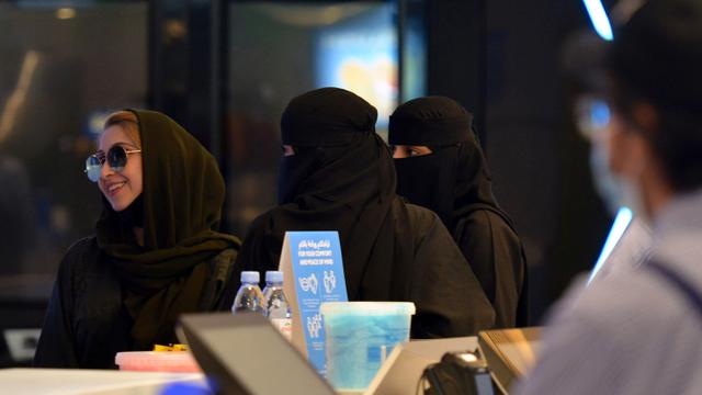 <span>Perempuan Saudi tiba untuk menonton film di sebuah bioskop di ibu kota Riyadh (22/6/2020). Pemerintah Arab Saudi membuka kembali bioskop setelah melonggarkan lockdown Covid-19. (AFP Photo/Fayez Nureldine)</span>